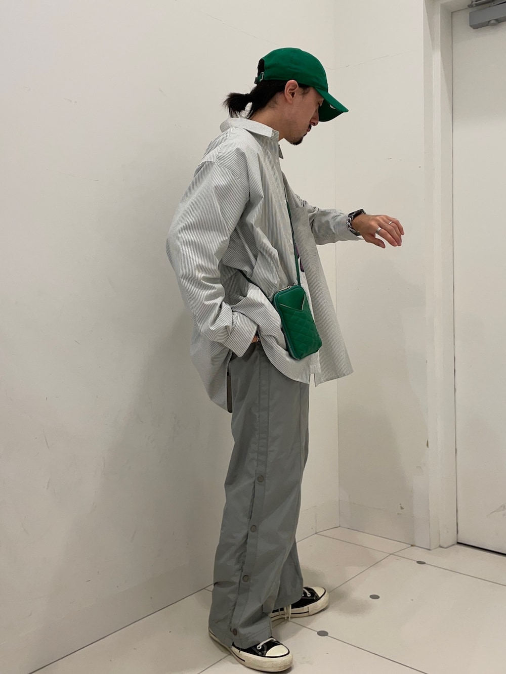 その他のシャツ/ブラウス、グリーン系のその他パンツを着用したメンズの秋コーディネートの3枚目の写真