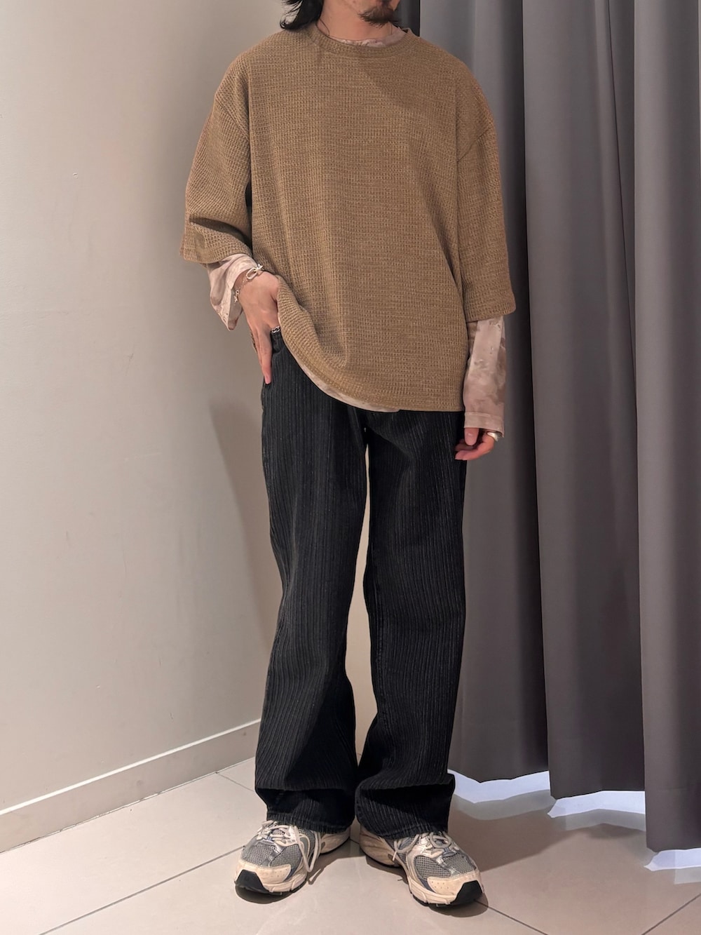 グリーン系のTシャツ/カットソー、ベージュ系のTシャツ/カットソー、ブラック系のその他パンツを着用したメンズの春コーディネートの4枚目の写真