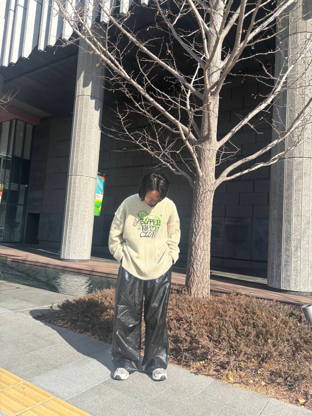 ブラック系のその他パンツ、ベージュ系のニット/セーターを着用したメンズの冬コーディネートの4枚目の写真