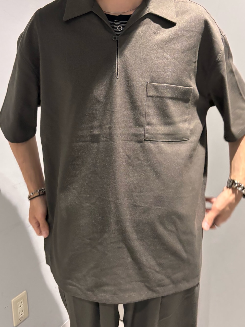グレー系のその他パンツ、グレー系のシャツ/ブラウス、ブラック系のタンクトップを着用したメンズの夏コーディネートの2枚目の写真