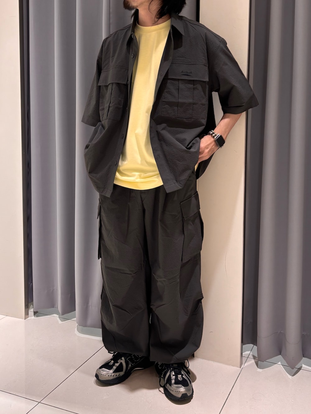 イエロー系のTシャツ/カットソー、グレー系のその他パンツ、グレー系のシャツ/ブラウスを着用したメンズの夏コーディネートの4枚目の写真