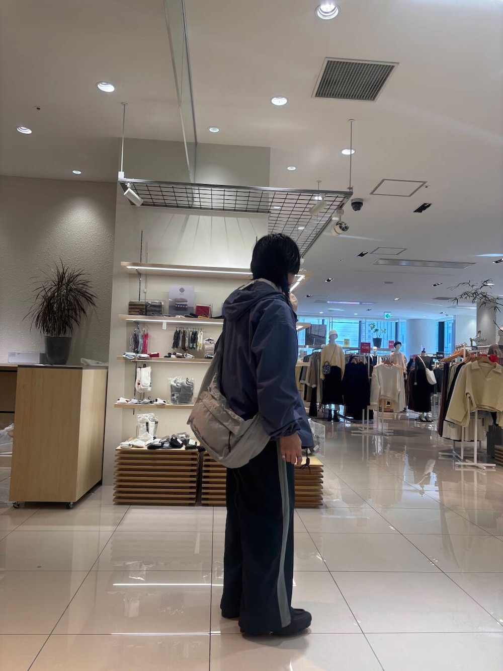 グリーン系のその他パンツ、ホワイト系のシャツ/ブラウス、ブルー系のブルゾンを着用したメンズの冬コーディネートの3枚目の写真