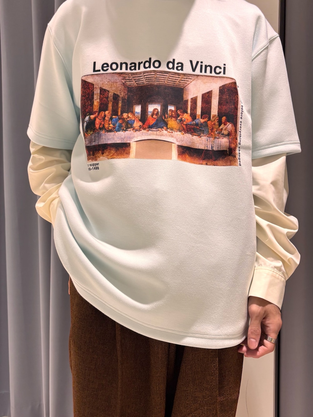 ブラウン系のその他パンツ、ブルー系のTシャツ/カットソーを着用したメンズの秋コーディネートの2枚目の写真