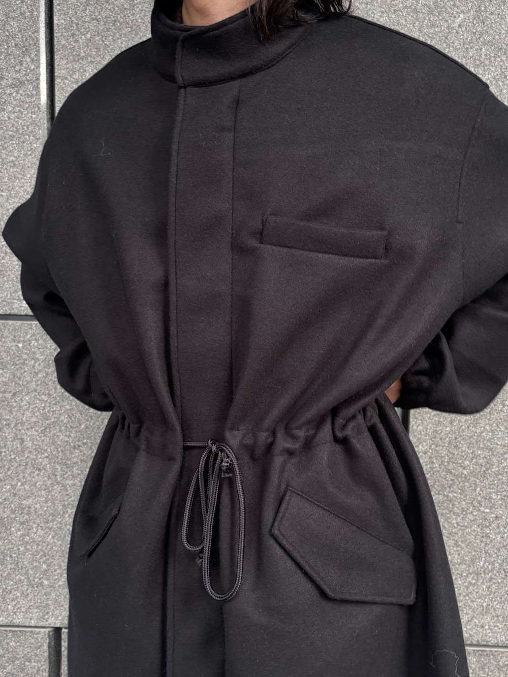 ベージュ系のその他パンツ、ブラック系のモッズコートを着用したメンズの冬コーディネートの3枚目の写真