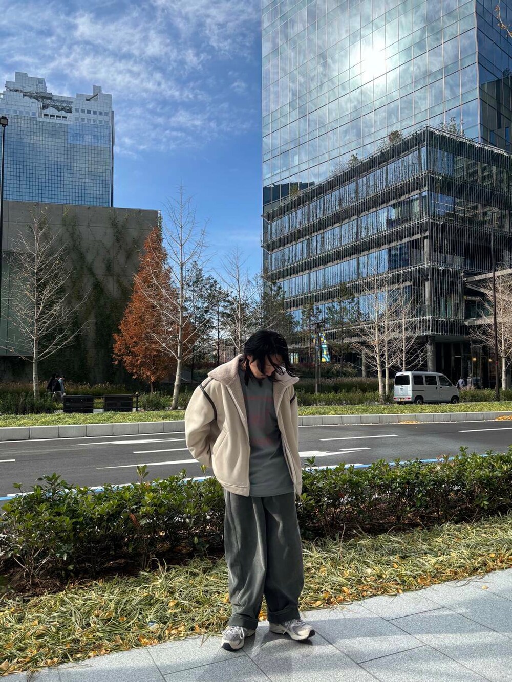 グリーン系のその他パンツ、ベージュ系のブルゾン、グレー系のTシャツ/カットソーを着用したメンズの冬コーディネートの2枚目の写真