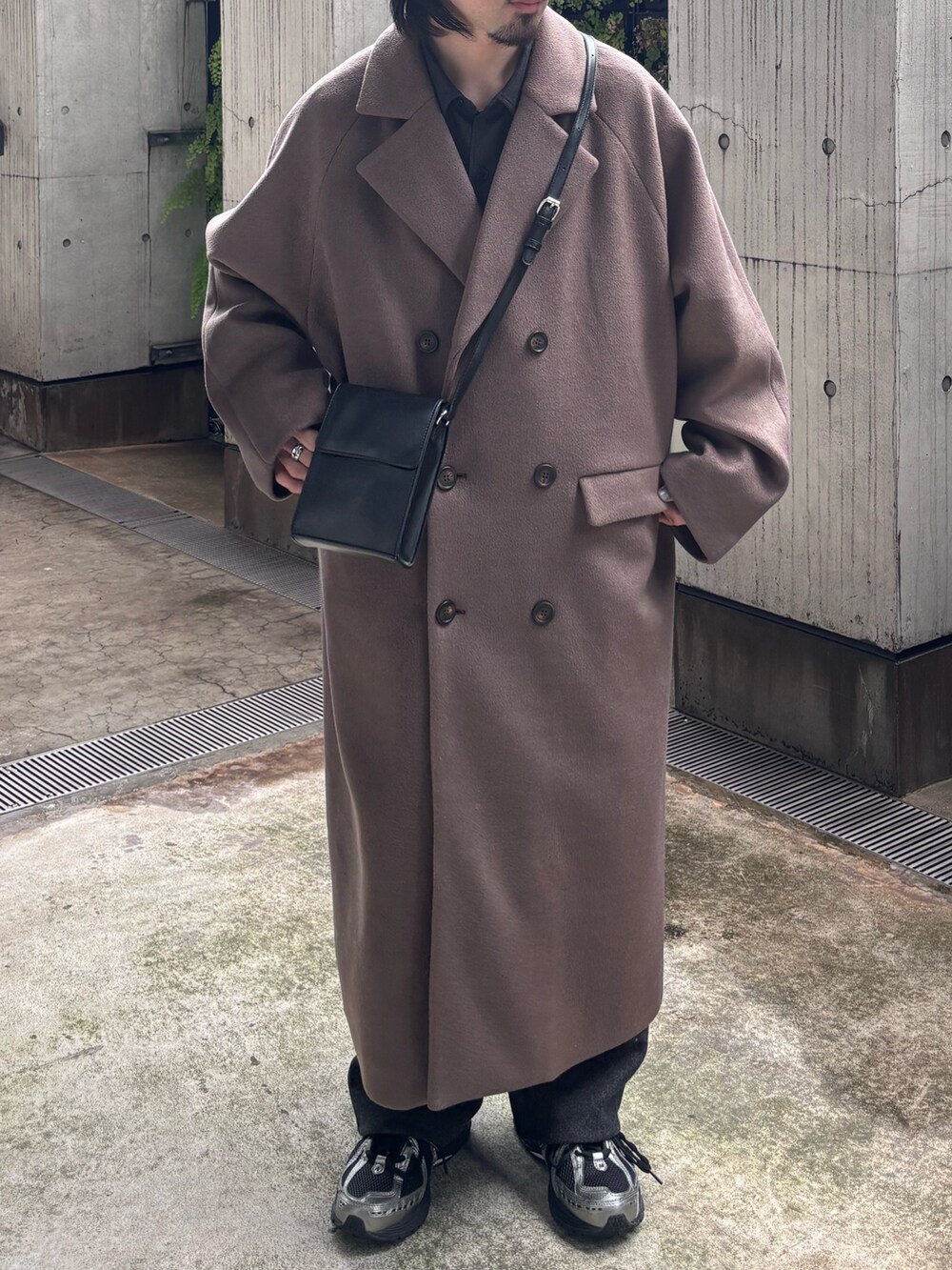 ブラウン系のその他アウター、グレー系のその他パンツ、ブラック系のショルダーバッグを着用したメンズの秋コーディネートの4枚目の写真