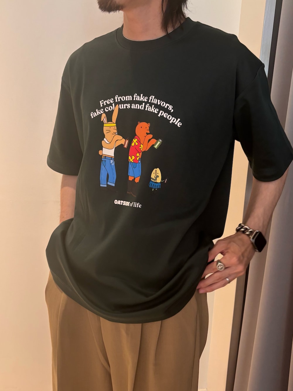 グリーン系のTシャツ/カットソー、ベージュ系のその他パンツを着用したメンズの春コーディネートの2枚目の写真