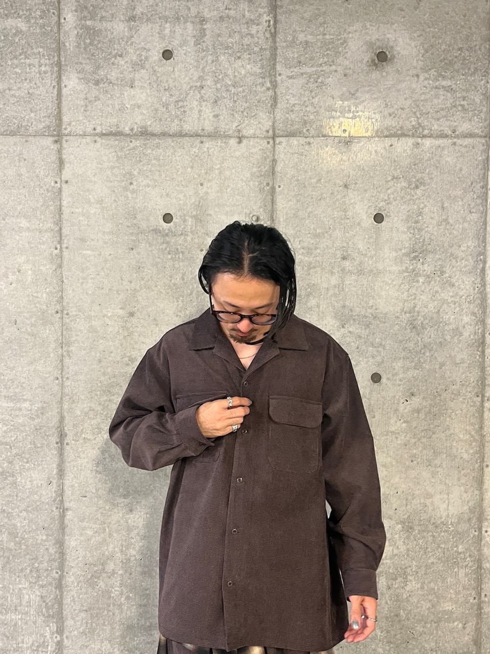 ブラウン系のシャツ/ブラウス、ブラウン系のその他パンツ、ブラウン系のシャツ/ブラウスを着用したメンズの秋コーディネートの4枚目の写真