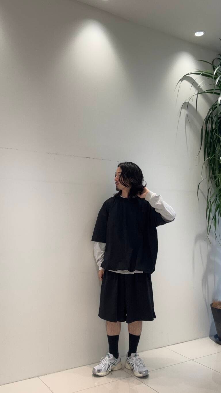 ブラック系のTシャツ/カットソー、ブラック系のその他パンツを着用したメンズの春コーディネートの3枚目の写真