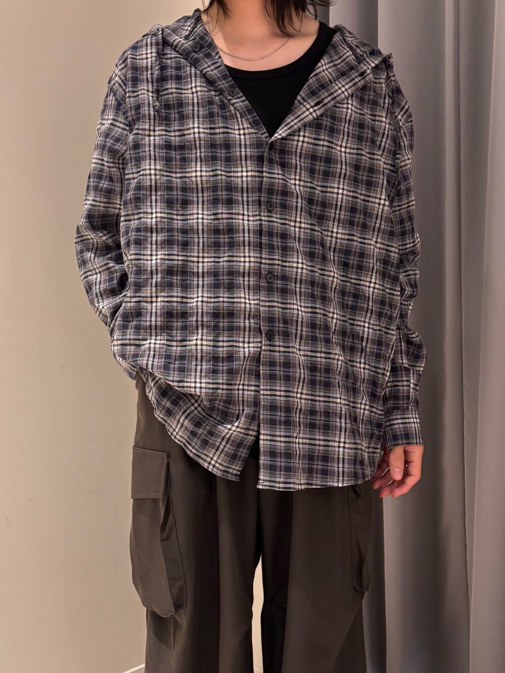グレー系のその他パンツ、ブルー系のシャツ/ブラウスを着用したメンズの夏コーディネートの3枚目の写真