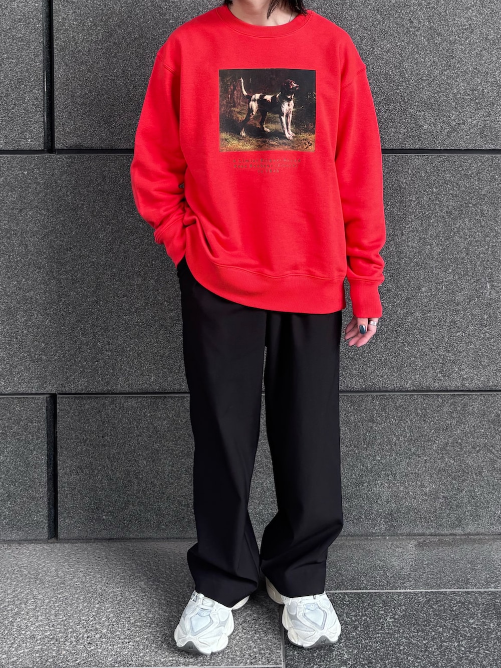 レッド系のスウェット、ブラック系のその他パンツを着用したメンズの冬コーディネートの2枚目の写真