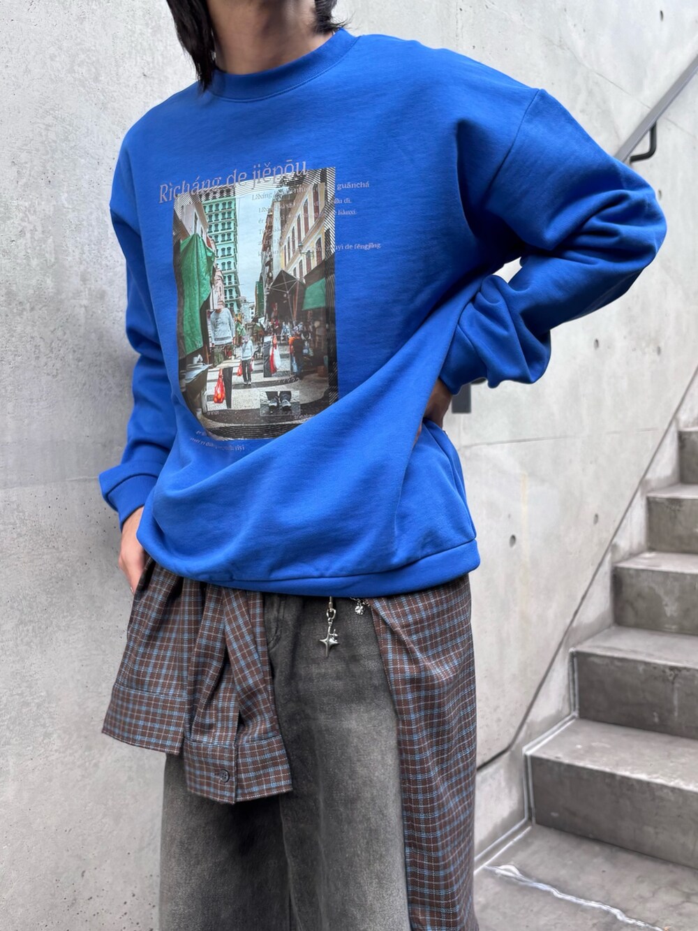 ブラック系のデニムパンツ、ブルー系のスウェット、ブラウン系のシャツ/ブラウスを着用したメンズの冬コーディネートの2枚目の写真