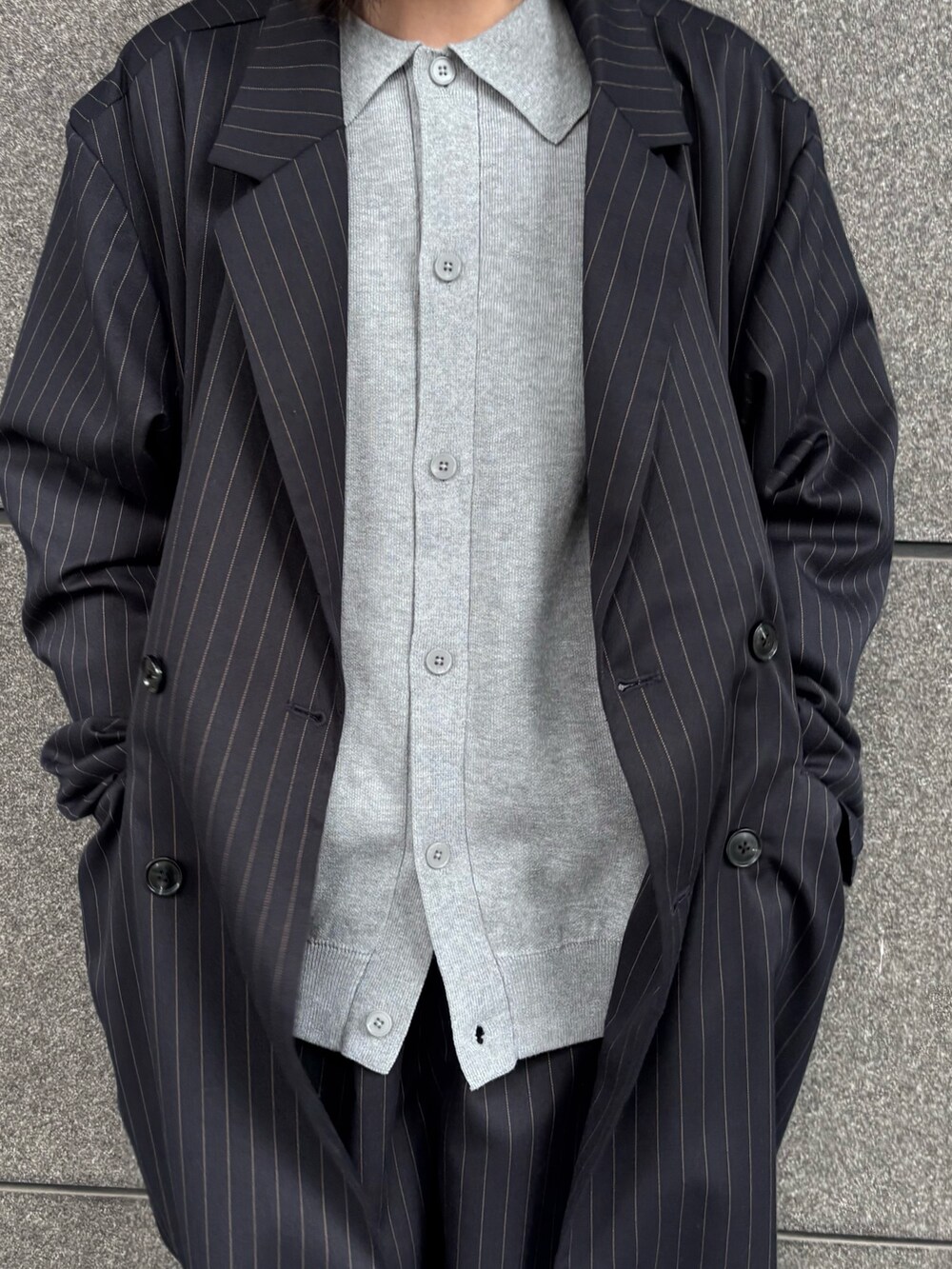 ブルー系のその他アウター、ブルー系のその他パンツ、グレー系のカーディガン/ボレロを着用したメンズの冬コーディネートの3枚目の写真