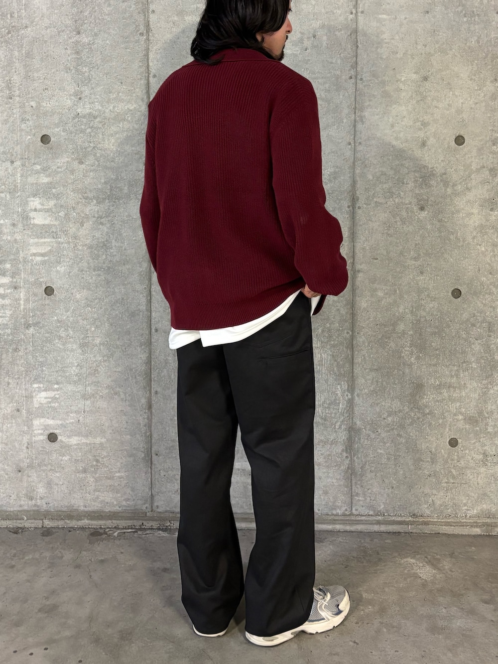 レッド系のニット/セーター、ブラック系のその他パンツを着用したメンズの秋コーディネートの3枚目の写真