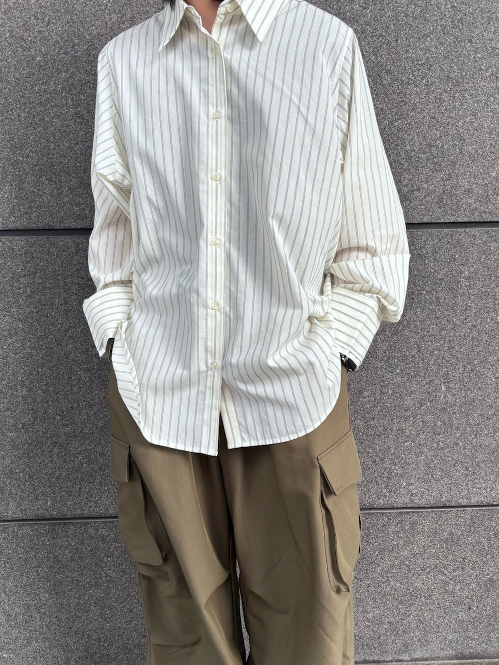 ホワイト系のシャツ/ブラウス、グリーン系のカーゴパンツを着用したメンズの冬コーディネートの2枚目の写真