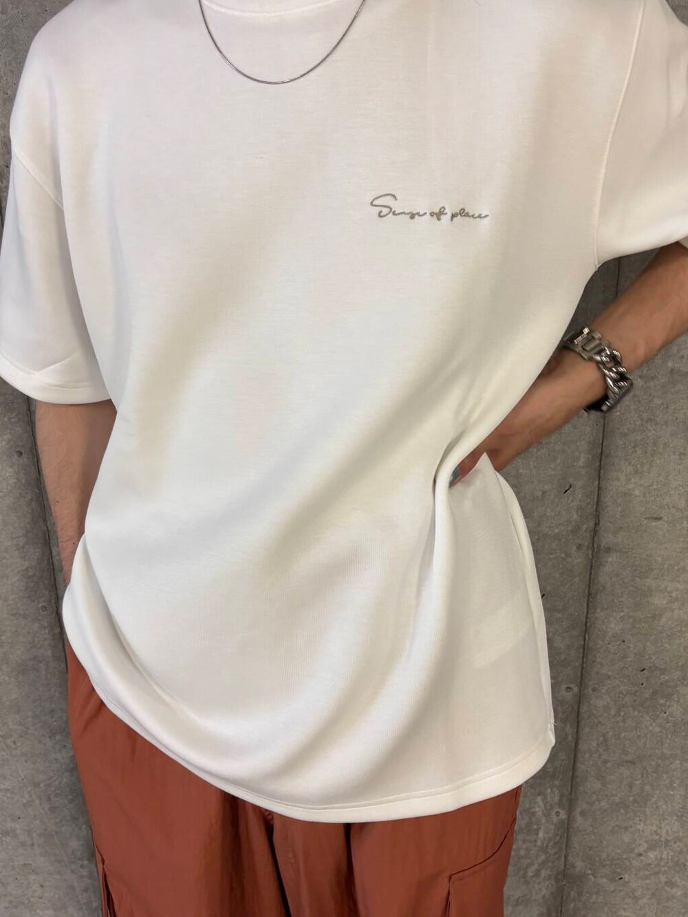ホワイト系のTシャツ/カットソー、オレンジ系のその他パンツを着用したメンズの夏コーディネートの4枚目の写真