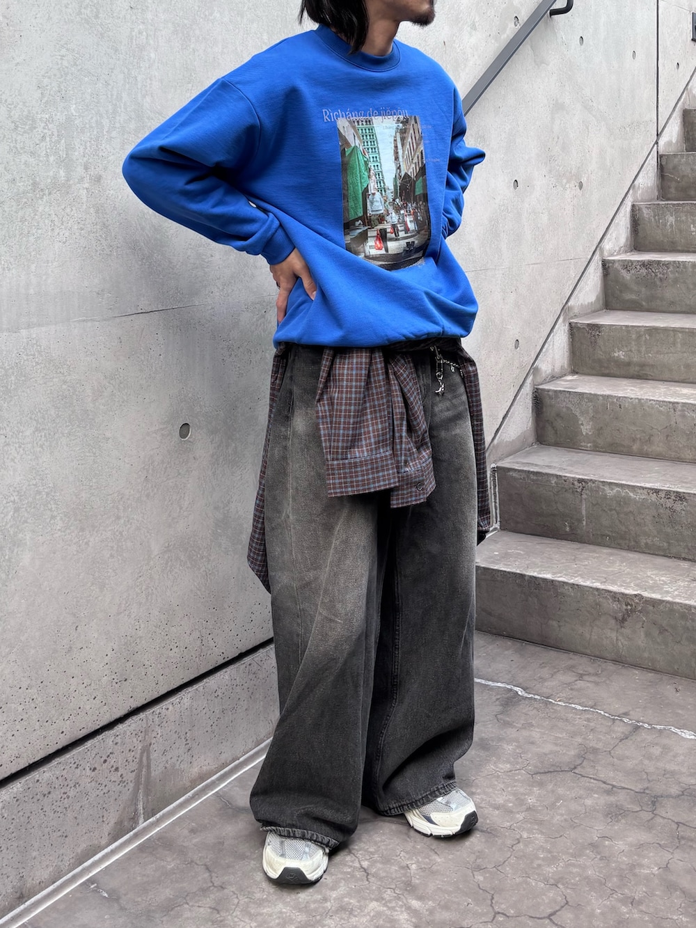 ブラック系のデニムパンツ、ブルー系のスウェット、ブラウン系のシャツ/ブラウスを着用したメンズの冬コーディネートの3枚目の写真