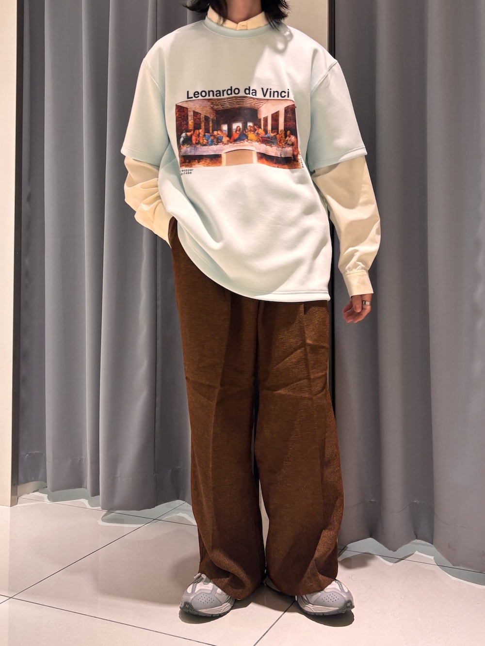 ブラウン系のその他パンツ、ブルー系のTシャツ/カットソーを着用したメンズの秋コーディネートの4枚目の写真