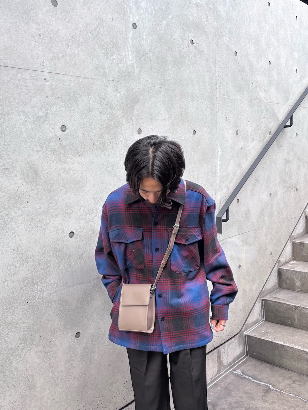 ブラウン系のショルダーバッグ、ブルー系のシャツ/ブラウス、ブラック系のその他パンツを着用したメンズの冬コーディネートの2枚目の写真