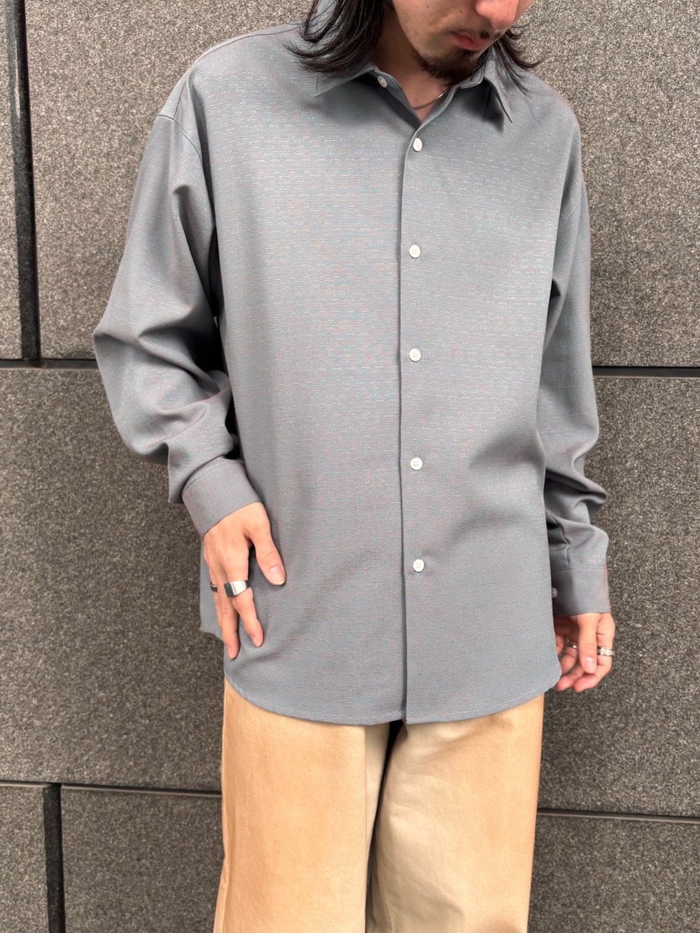 グリーン系のデニムパンツ、ブルー系のシャツ/ブラウスを着用したメンズの春コーディネートの3枚目の写真
