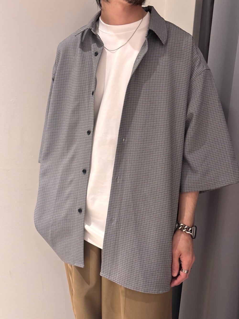 ホワイト系のシャツ/ブラウス、ベージュ系のその他パンツを着用したメンズの春コーディネートの2枚目の写真