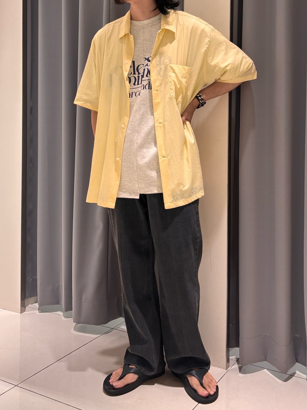 ブラック系のデニムパンツ、イエロー系のシャツ/ブラウス、グレー系のTシャツ/カットソーを着用したメンズの夏コーディネートの4枚目の写真