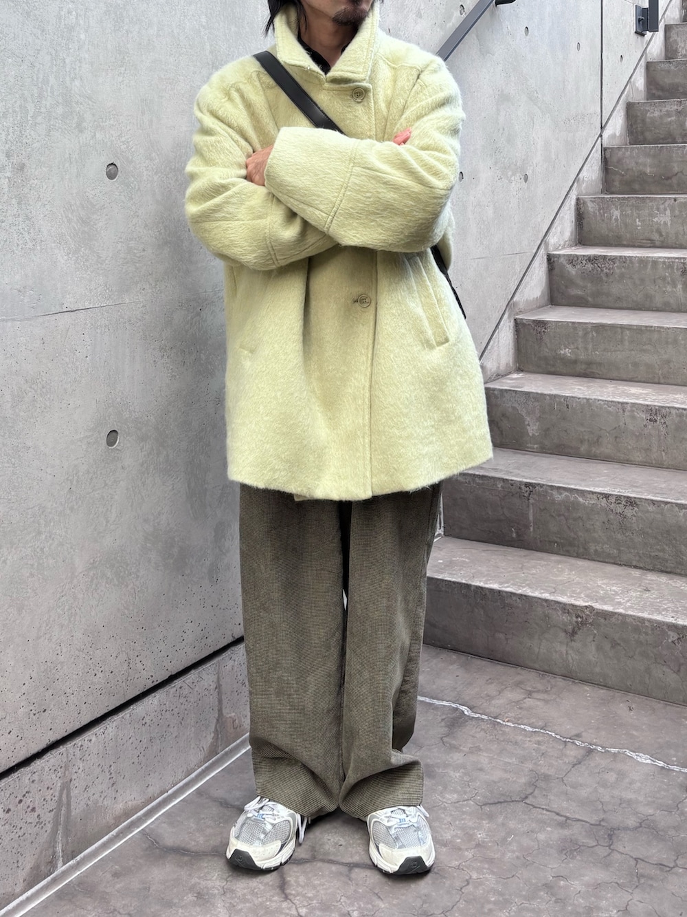 グリーン系のその他パンツ、ベージュ系のその他アウターを着用したメンズの冬コーディネートの3枚目の写真