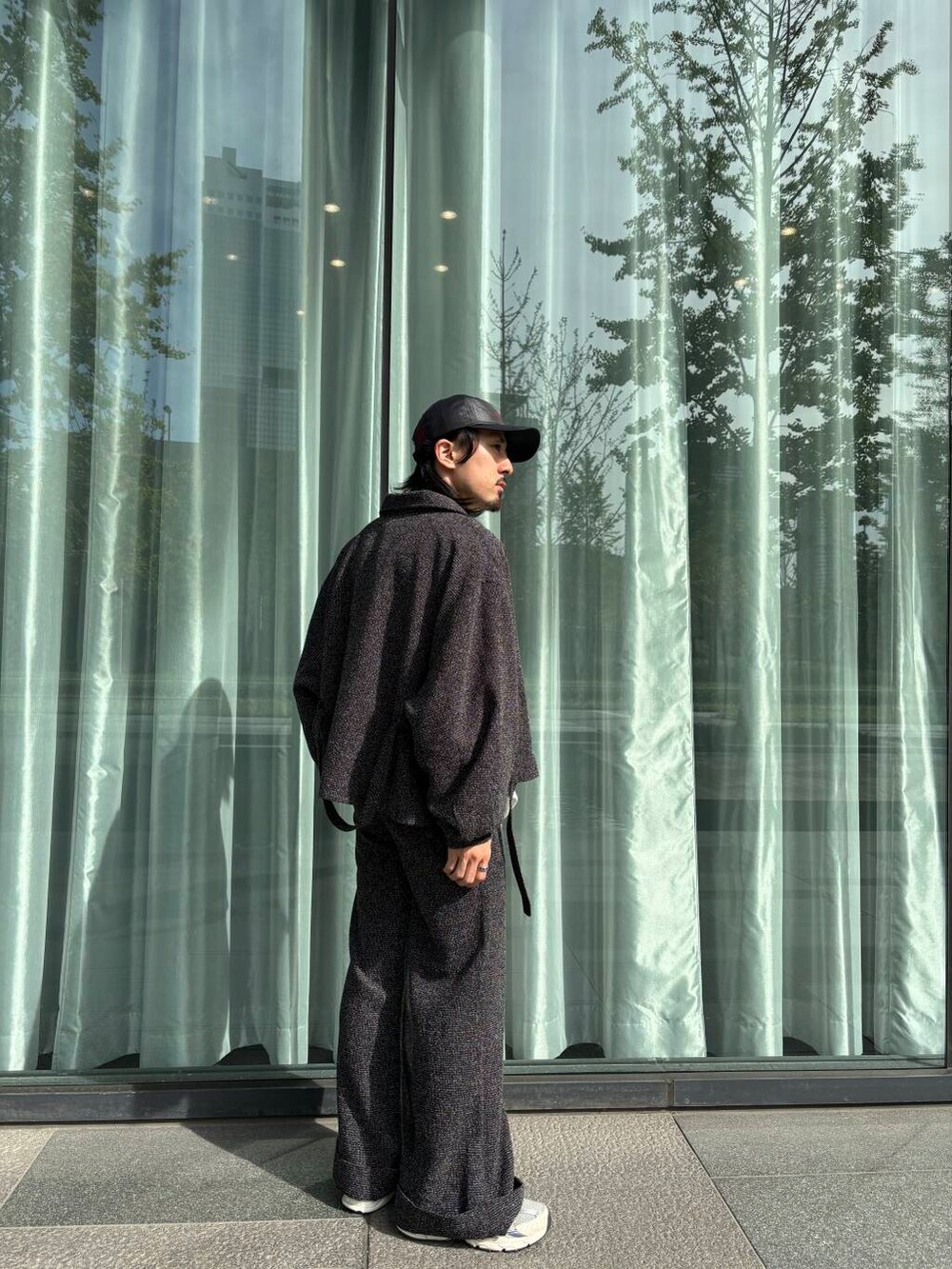 ブラック系のその他アウター、ブラック系のその他パンツ、ブラック系のキャップを着用したメンズの秋コーディネートの4枚目の写真