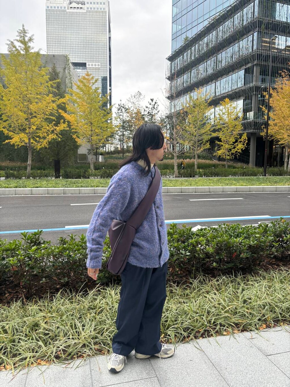 ブルー系のその他パンツ、ブルー系のショルダーバッグ、ブルー系のカーディガン/ボレロを着用したメンズの冬コーディネートの2枚目の写真