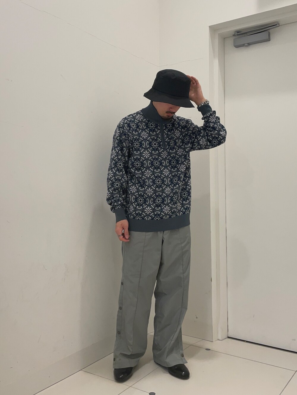 グリーン系のその他パンツ、ブルー系のニット/セーターを着用したメンズの冬コーディネートの3枚目の写真