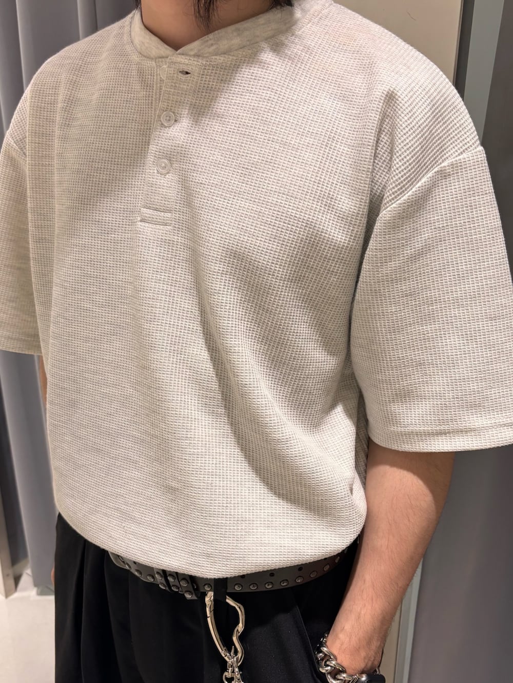 ブラック系のその他パンツ、グレー系のTシャツ/カットソーを着用したメンズの夏コーディネートの2枚目の写真