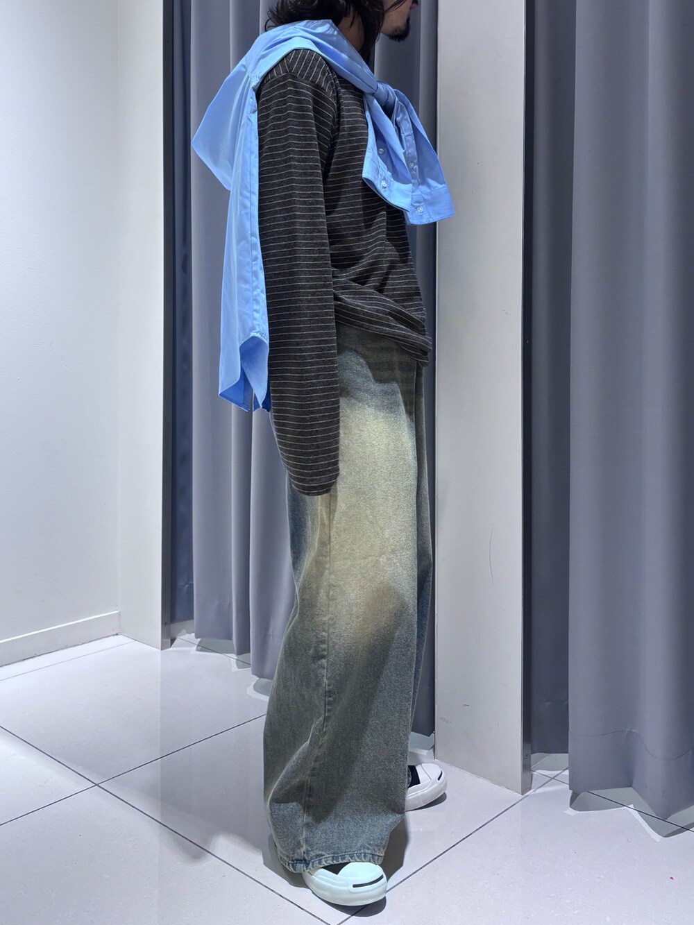 ブルー系のシャツ/ブラウス、ブラック系のTシャツ/カットソー、ブルー系のデニムパンツを着用したメンズの秋コーディネートの3枚目の写真