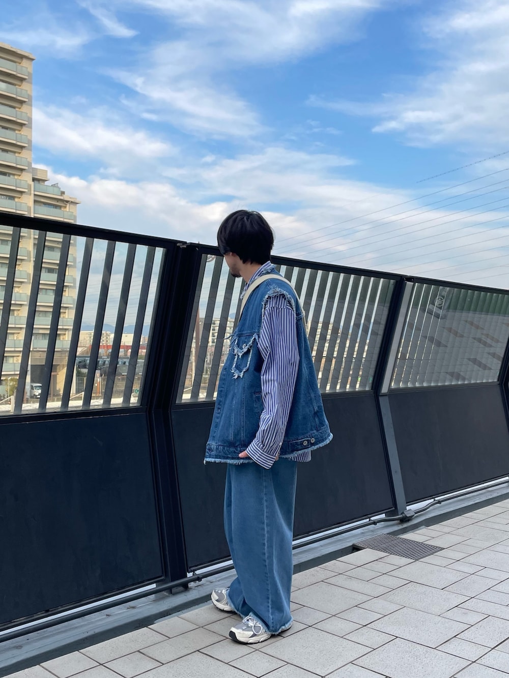 ブルー系のデニムジャケット、ブルー系のデニムパンツ、その他のシャツ/ブラウスを着用したメンズの春コーディネートの4枚目の写真