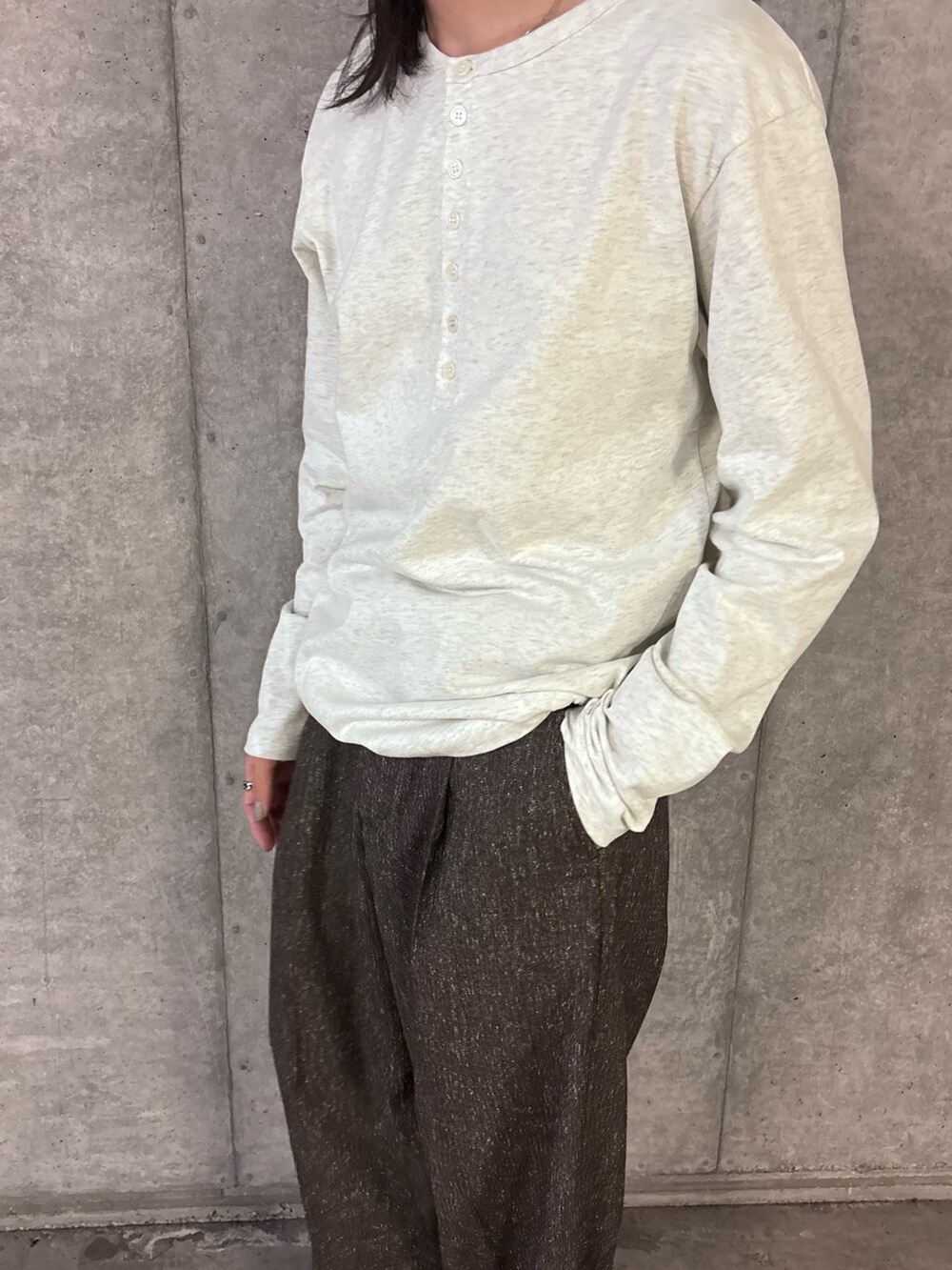 ベージュ系のTシャツ/カットソー、ブラック系のその他パンツを着用したメンズの秋コーディネートの4枚目の写真