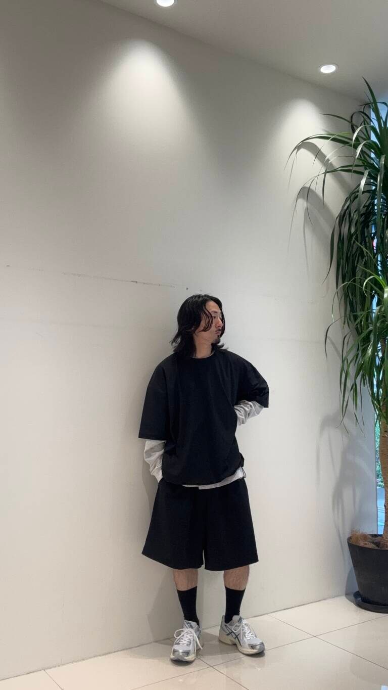 ブラック系のTシャツ/カットソー、ブラック系のその他パンツを着用したメンズの春コーディネートの2枚目の写真