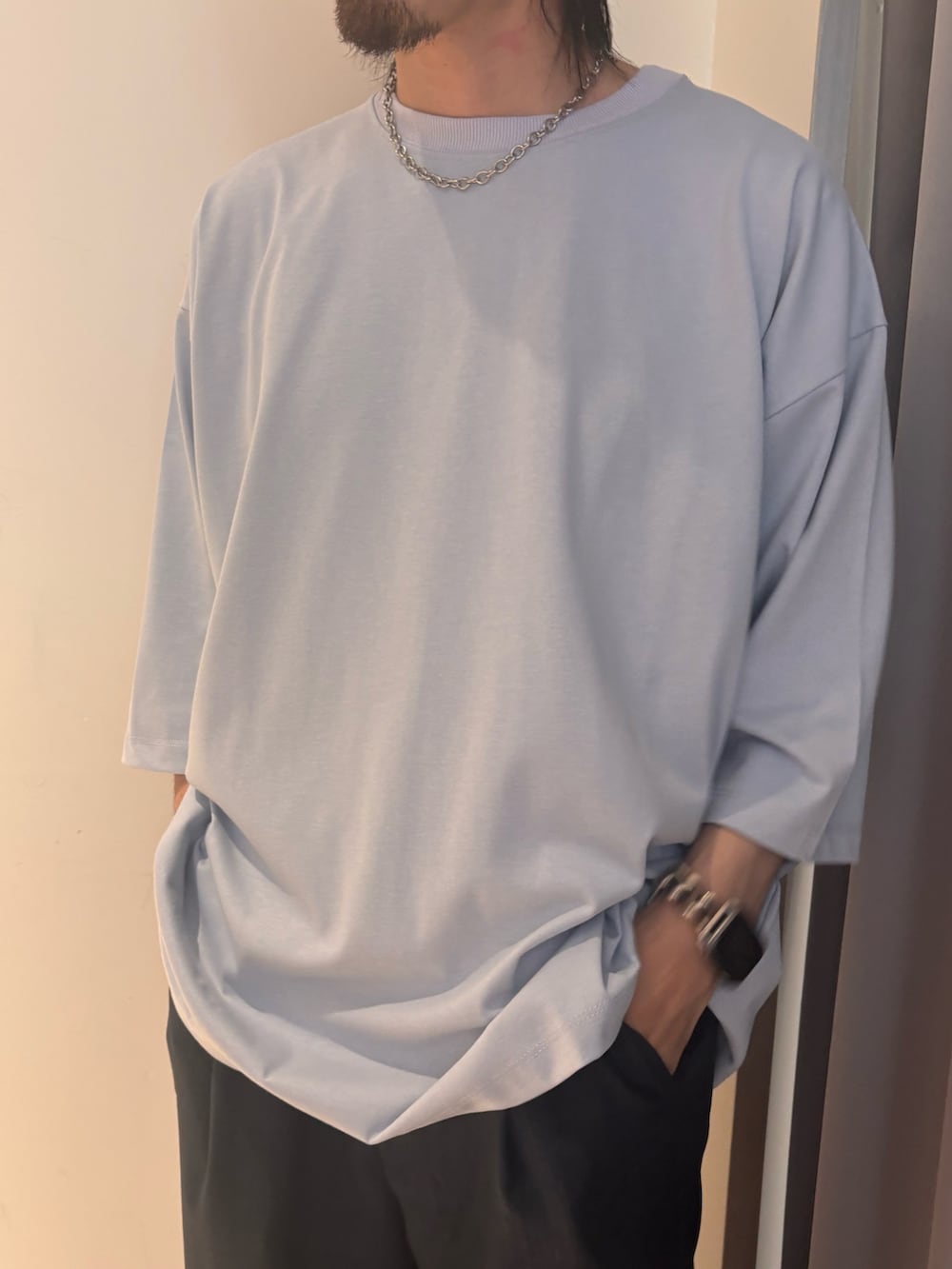ブルー系のTシャツ/カットソー、グレー系のその他パンツを着用したメンズの春コーディネートの2枚目の写真