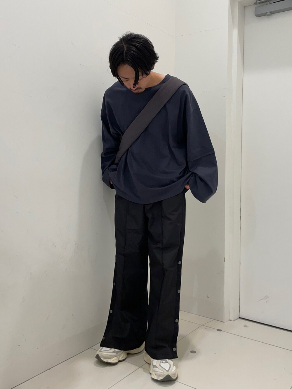 グレー系のTシャツ/カットソー、ブラック系のその他パンツを着用したメンズの秋コーディネートの2枚目の写真