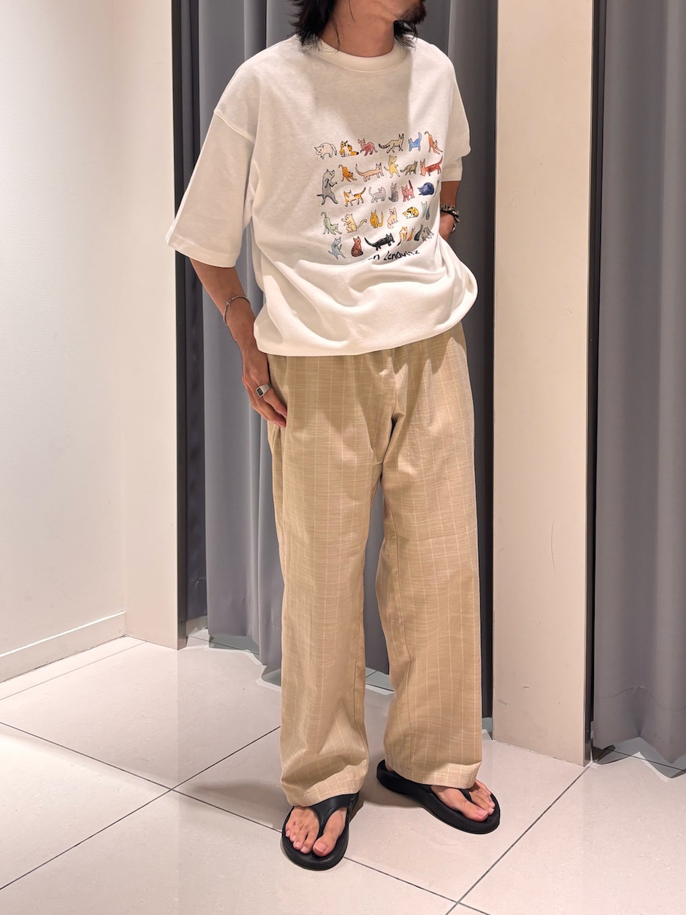 その他のTシャツ/カットソー、ベージュ系のその他パンツを着用したメンズの夏コーディネートの4枚目の写真