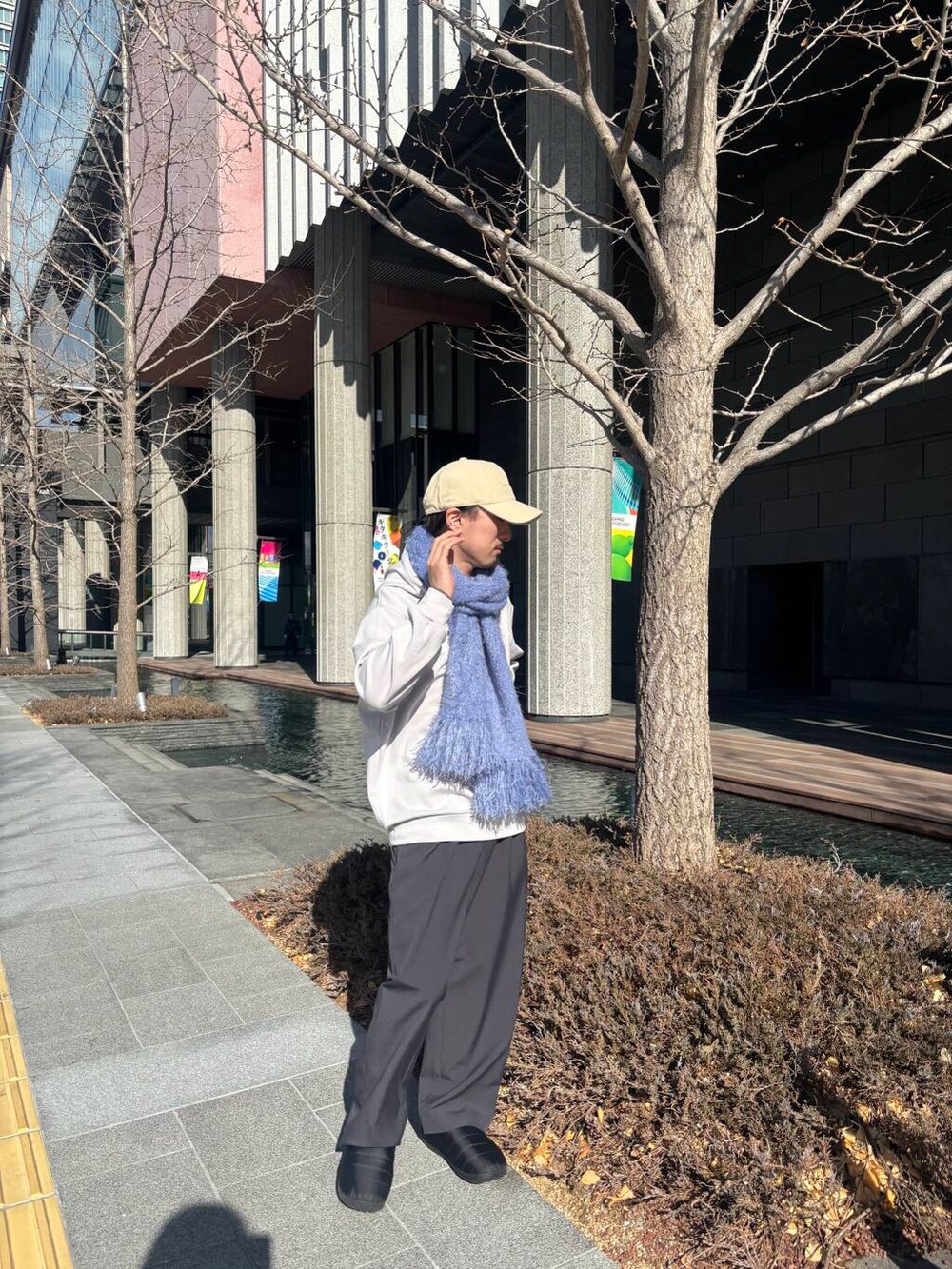 グレー系のパーカー、グレー系のその他パンツ、ベージュ系のキャップを着用したメンズの冬コーディネートの3枚目の写真