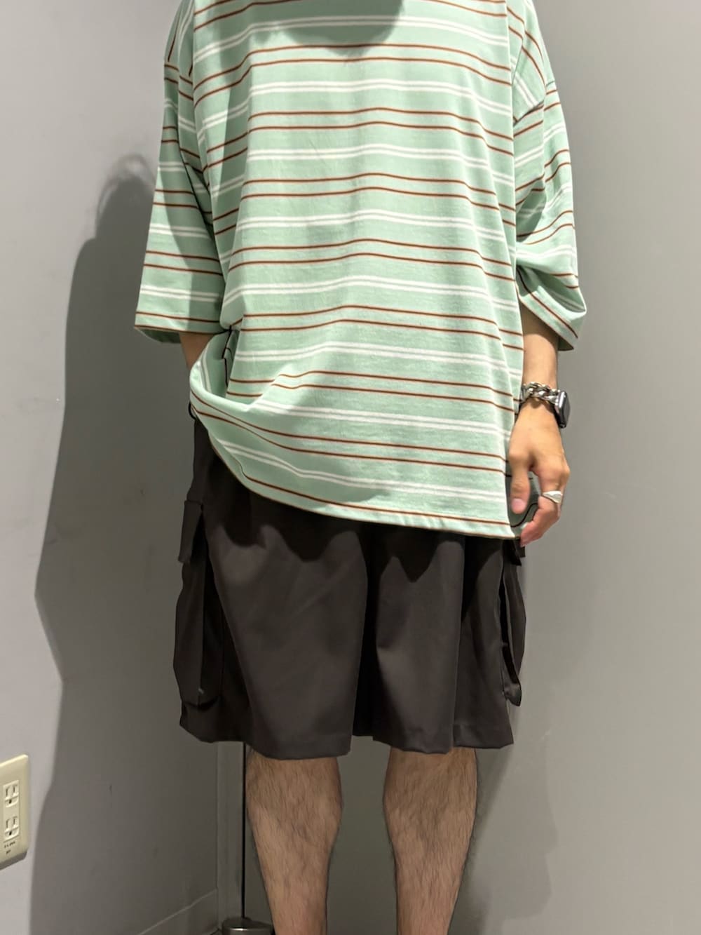 グレー系のその他パンツ、グリーン系のTシャツ/カットソーを着用したメンズの夏コーディネートの5枚目の写真