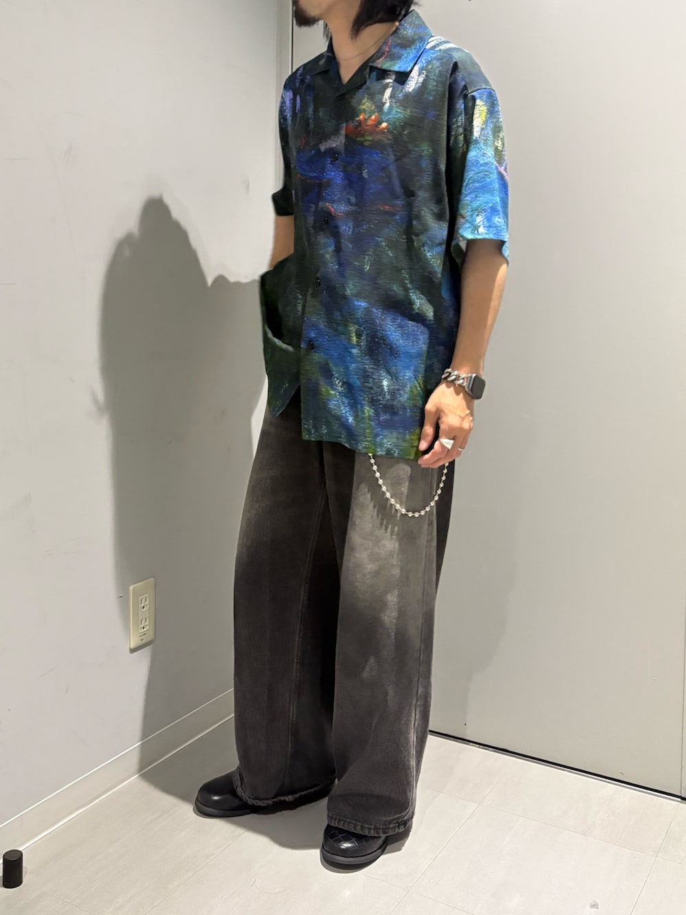 ブラック系のデニムパンツ、ブラック系のシャツ/ブラウスを着用したメンズの夏コーディネートの3枚目の写真
