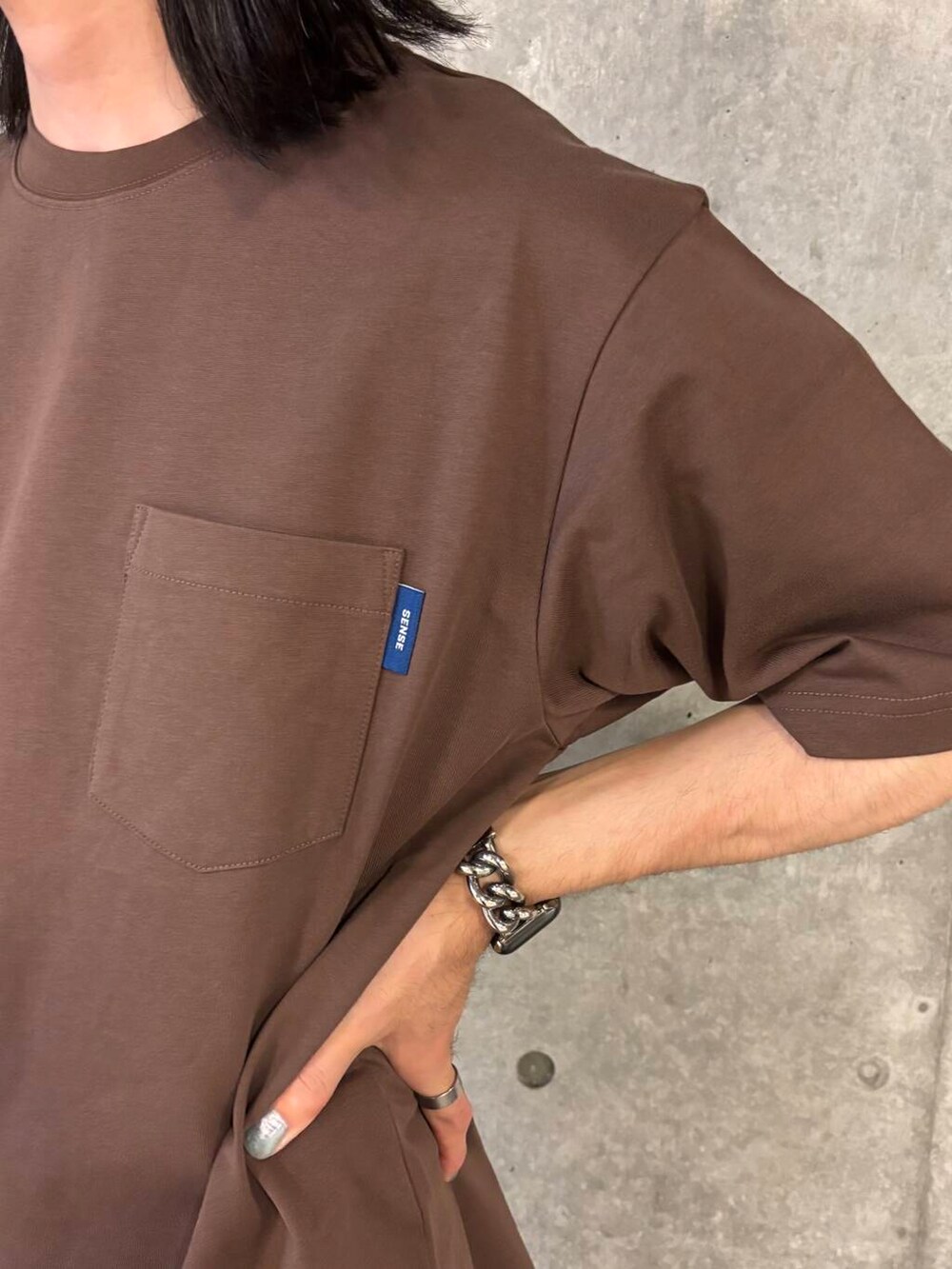 ブラウン系のTシャツ/カットソー、ベージュ系のその他パンツを着用したメンズの夏コーディネートの4枚目の写真