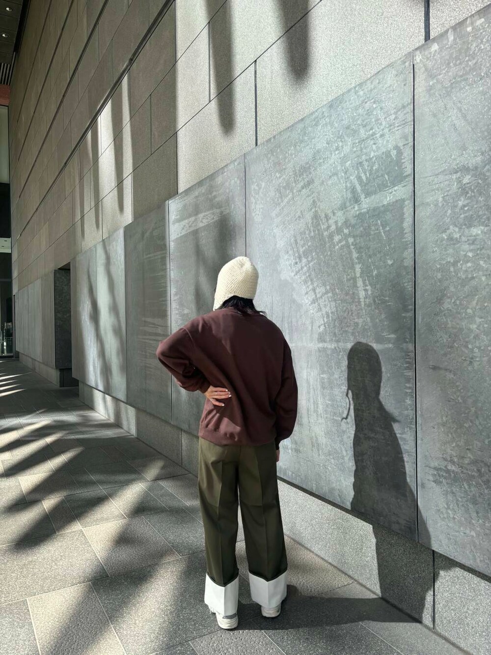グリーン系のその他パンツ、ブラウン系のスウェット、ホワイト系のニットキャップ/ビーニーを着用したメンズの秋コーディネートの3枚目の写真