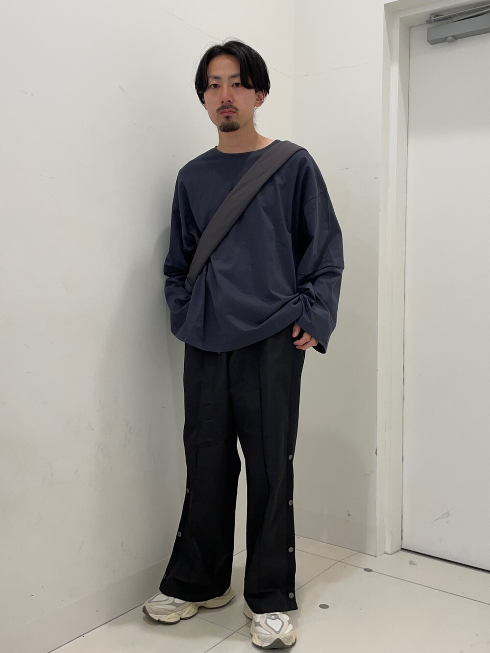 グレー系のTシャツ/カットソー、ブラック系のその他パンツを着用したメンズの秋コーディネートの3枚目の写真