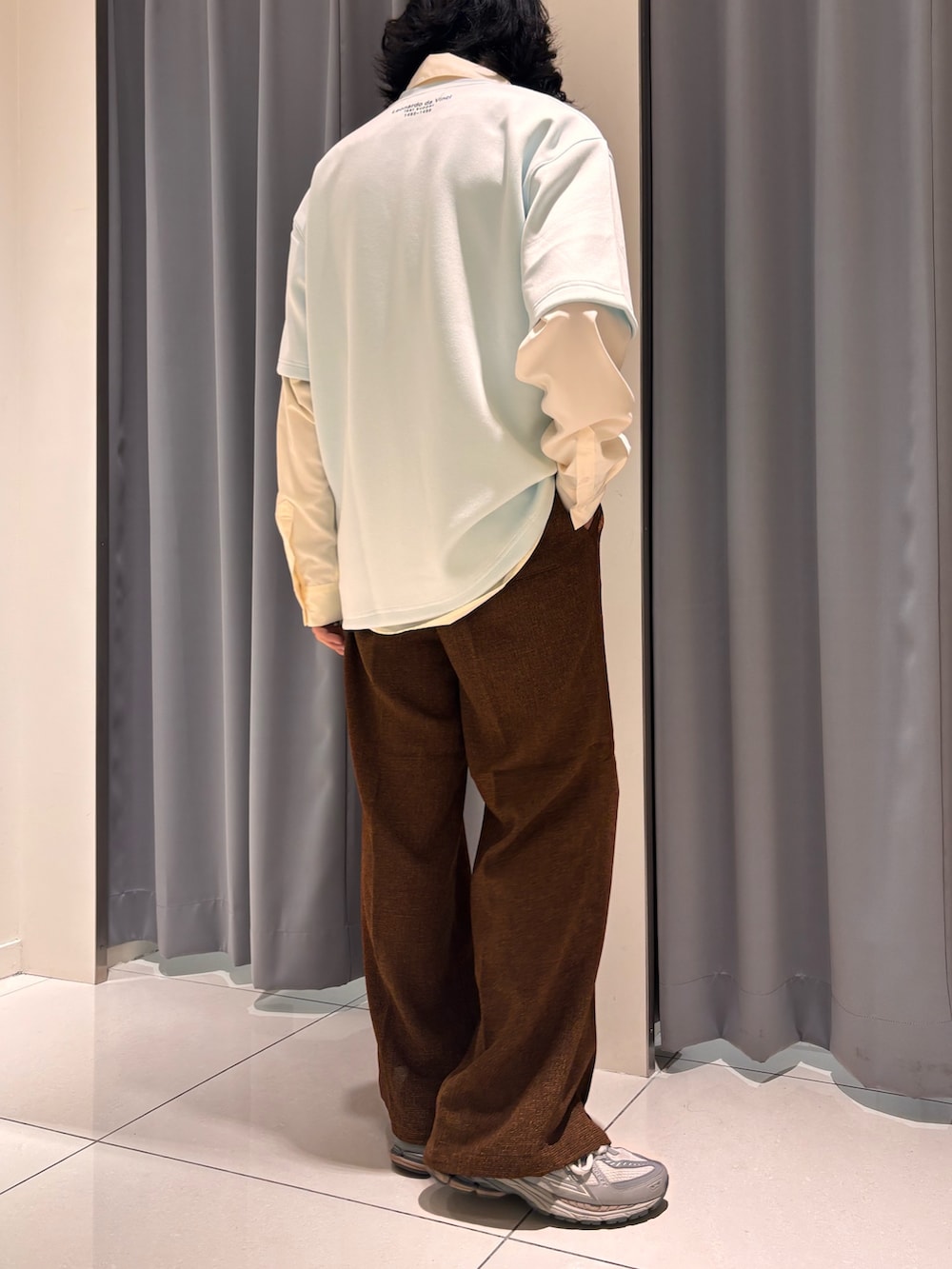 ブラウン系のその他パンツ、ブルー系のTシャツ/カットソーを着用したメンズの秋コーディネートの3枚目の写真