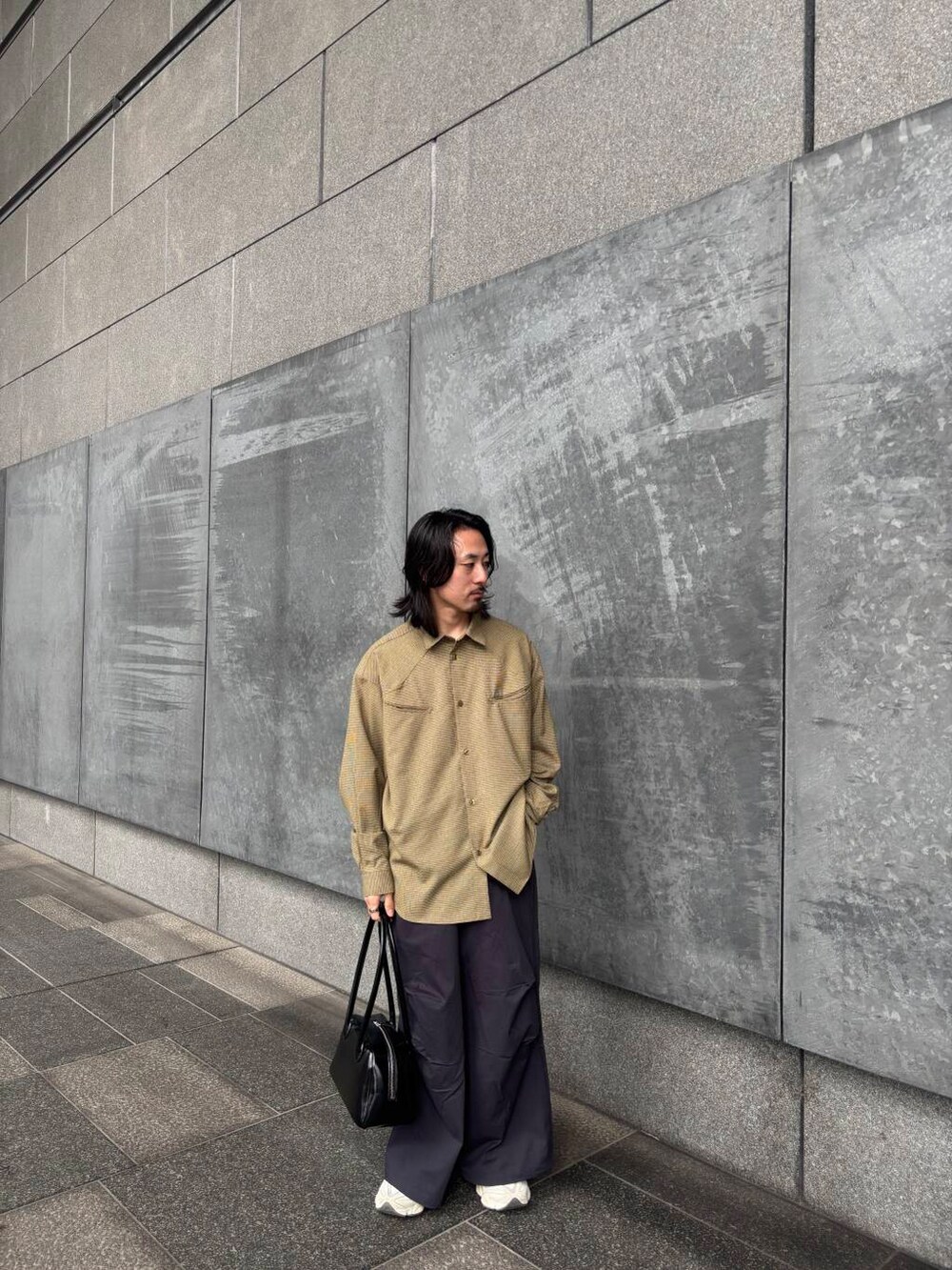 グリーン系のシャツ/ブラウス、グレー系のその他パンツを着用したメンズの春コーディネートの2枚目の写真