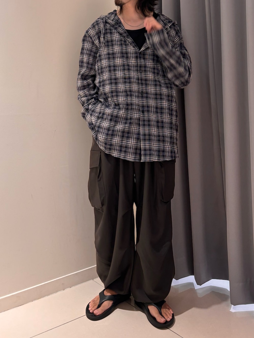 グレー系のその他パンツ、ブルー系のシャツ/ブラウスを着用したメンズの夏コーディネートの4枚目の写真