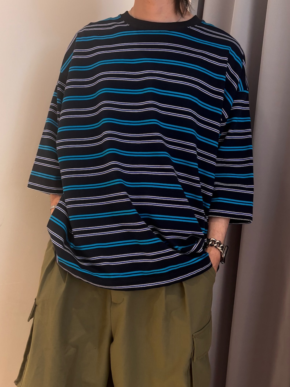 グリーン系のその他パンツ、ブルー系のTシャツ/カットソーを着用したメンズの春コーディネートの2枚目の写真