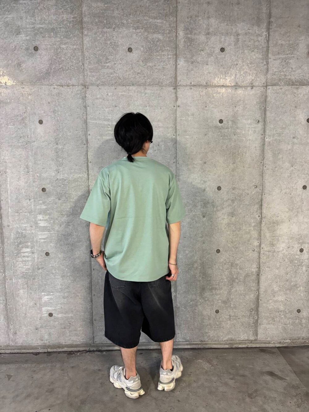 グリーン系のTシャツ/カットソー、ブラック系のその他パンツを着用したメンズの夏コーディネートの2枚目の写真