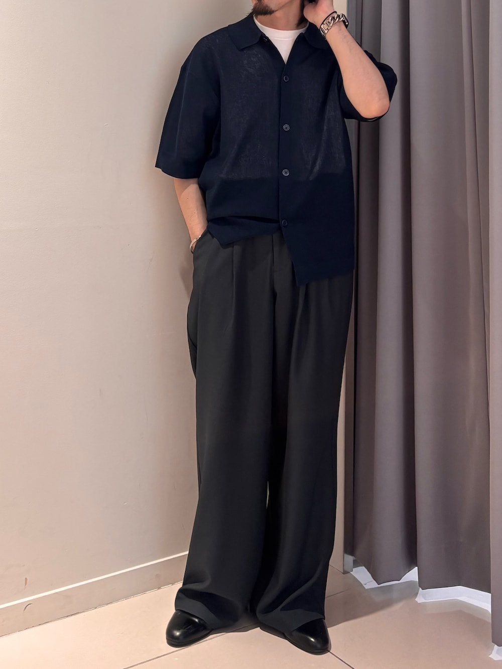 ブルー系のニット/セーター、グレー系のその他パンツを着用したメンズの夏コーディネートの4枚目の写真